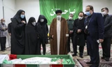 Bộ trưởng Tư pháp Iran Ayatollah Ebrahim Raisi bày tỏ lòng thành kính trước thi thể nhà khoa học Mohsen Fakhrizadeh ảnh: Mizan/AP 