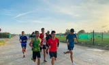 Các VĐV làm quen đường chạy tại Lý Sơn. Ảnh: CTV 