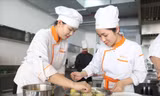 Dịch bệnh COVID-19 khiến việc tuyển sinh ngành du lịch, dịch vụ gặp không ít khó khăn. Trong ảnh: Sinh viên thực hành bếp tại Trường Cao đẳng Du lịch Đà Nẵng. Ảnh: Thanh Trần 