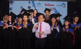 Nhà báo Lê Xuân Sơn chia sẻ với các tân thủ khoa tại chương trình 