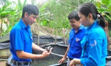 Bí thư Chi đoàn Võ Văn Út Em giới thiệu kỹ thuật nuôi ếch Ảnh: Hòa hội 