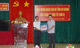 Anh Lâm Thành Sĩ, Bí thư Tỉnh Đoàn An Giang, tặng quà cho chiến sỹ Vùng 5 Hải quân ẢNH: HÒA HỘI 