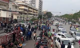 Xe taxi đỗ thành 2 -3 làn trước cổng Bệnh viện Bạch Mai chiếm hơn nửa đường 