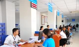 Đại diện các doanh nghiệp làm thủ tục kê khai, nộp thuế tại Cục thuế TP Hà Nội