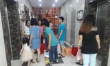 Cư dân tại tòa nhà Xuân Mai Riverside phải đi xách nước ở tầng 1 về để dùng sinh hoạt