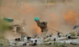 Một lính pháo binh người Armenia trên chiến trường Nagorno-Karabakh 