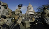Lực lượng Vệ binh Quốc gia đứng gác gần tòa nhà lập pháp tại Đồi Capitol, hôm 10/1 ảnh: AP 