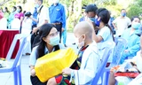 Chị Nguyễn Phạm Duy Trang - Phó Chủ tịch Hội đồng Đội T.Ư tặng quà trung thu cho các bệnh nhi ung thư Ảnh: Giang Thanh 