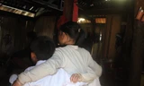 Dìu ôm hai đứa con trong căn nhà vừa được tu sửa lại