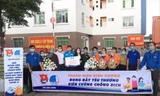  Tuổi trẻ Bình Dương hỗ trợ thanh niên công nhân khó khăn Ảnh: PV