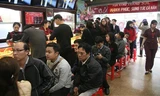 Người dân xếp hàng mua tại cửa hàng vàng trên phố Trần Nhân Tông (Hà Nội) ngày 13/2