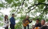 Nhóm Thất cầm chơi guitar ở Hồ Gươm 
