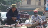 Người dân ở thành phố Vinh mưu sinh dưới trời “đổ lửa”.