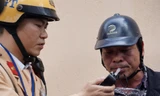 Cảnh sát kiểm tra nồng độ cồn người tham gia giao thông tại Hà Nội ảnh: Nguyễn Hoàn 