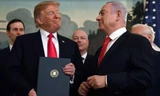 Tổng thống Mỹ Donald Trump và Thủ tướng Israel Benjamin Netanyahu vào thời điểm ký quyết định tại Nhà Trắng ảnh: Quartz 