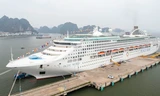 Tàu Hòa Bình lần đầu đưa 1.700 khách Nhật tới Hạ Long