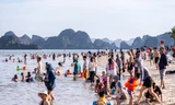 Người dân Hạ Long đưa trẻ nhỏ ra biển tránh nóng