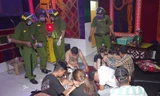 Các đối tượng bị bắt quả tang "mở tiệc" ma túy trong quán karaoke.