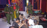 Các đối tượng bị bắt quả tang "mở tiệc" ma túy trong quán karaoke.