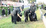 Đoàn viên thanh niên Cảnh sát cơ động ra quân vệ sinh môi trường đón xuân Tân Sửu