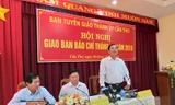  Ông Đỗ Hoàng Trung - Giám đốc Sở TTTT Cần Thơ (đứng) được trả lời báo chí - Ảnh: Kim Hà