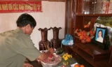 Ông Nguyễn Sỹ Diệu đang thắp hương cho con gái