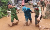 Công an vượt suối, lội bùn giúp dân khắc phục hậu quả mưa lũ