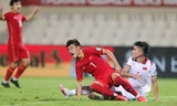 Thanh Bình (áo trắng) không tham dự trận gặp Oman.