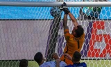Tình huống thủ môn Slovakia đánh bóng vào lưới nhà
