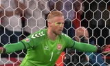 Thủ thành Kasper Schmeichel bị chiếu laser trước khi bắt 11m