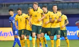 Trung vệ Harry Souttar (số 19) nổi bật trong đội hình Australia.