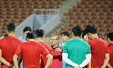 HLV Park Hang-seo đăm chiêu trong buổi tập làm quen sân Sultan Qaboos 