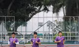 Bùi Tiến Dũng (phải) trở lại thay thế Duy Mạnh