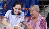 Mai Phương Thúy giản dị nấu ăn cho các nghệ sĩ già