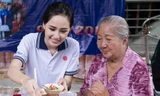 Mai Phương Thúy giản dị nấu ăn cho các nghệ sĩ già