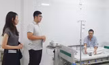 Du học sinh Việt Nam tại Italia thăm hỏi các nạn nhân trong vụ cháy chung cư mini