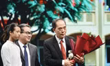 Thầy Ngô Mạnh Cường (ôm hoa) cùng các thế hệ học trò tại xã Sơn Công, huyện Ứng Hoà (Hà Nội).