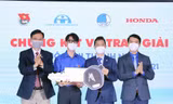 Đại diện Ban tổ chức trao giải Nhất tặng thí sinh Huỳnh Thanh Thân.