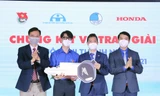 Đại diện Ban tổ chức trao giải Nhất tặng thí sinh Huỳnh Thanh Thân.