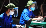 Tình nguyện viên tham gia hỗ trợ công tác phòng, chống dịch COVID-19. Ảnh: DƯƠNG TRIỀU