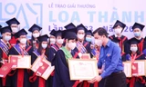 Anh Nguyễn Minh Triết, Bí thư T.Ư Đoàn, Phó Chủ tịch thường trực T.Ư Hội Sinh viên Việt Nam trao giải đến tác giả đạt giải thưởng Loa Thành năm 2021. Ảnh: LÂM ĐĂNG HẢI