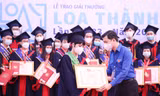 Anh Nguyễn Minh Triết, Bí thư T.Ư Đoàn, Phó Chủ tịch thường trực T.Ư Hội Sinh viên Việt Nam trao giải đến tác giả đạt giải thưởng Loa Thành năm 2021. Ảnh: LÂM ĐĂNG HẢI
