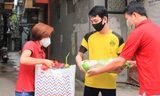 Sinh viên Đại học Bách khoa nhận những hỗ trợ nhu yếu phẩm. 
