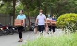 Gần 500 suất quà trị giá 250 triệu đồng được trao cho học sinh, sinh viên bị "mắc kẹt" trong khu vực phong toả tỉnh Bắc Ninh.