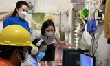 Thợ điện Thủ đô trao 41 thiết bị máy tính cùng em học trực tuyến