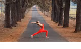 Giáo viên 9X trình diễn yoga giữa núi rừng Gia Lai