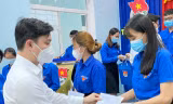 Anh Nguyễn Minh Triết - Bí thư T.Ư Đoàn, Phó Chủ tịch thường trực T.Ư Hội Sinh viên Việt Nam tặng học bổng cho sinh viên tỉnh Bình Định.