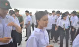 Sinh viên đứng dưới mưa tưởng niệm Anh hùng liệt sĩ trên Quần đảo Trường Sa