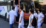 Sinh viên trường ĐH Y Dược Thái Bình lên đường hỗ trợ Bắc Giang phòng chống dịch COVID-19. Ảnh TTXVN