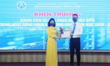 PGS. TS Nguyễn Mai Hương, Bí thư Đảng ủy, Chủ tịch Hội đồng trường trao khen thưởng tới các giảng viên có thành tích trong nghiên cứu khoa học.